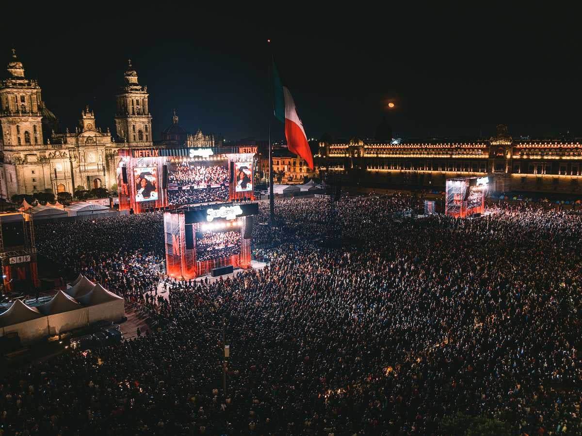 "La magia de Juan Gabriel revive en el corazón de la ciudad: Un emotivo homenaje al rey del ranchero en el Zócalo"
